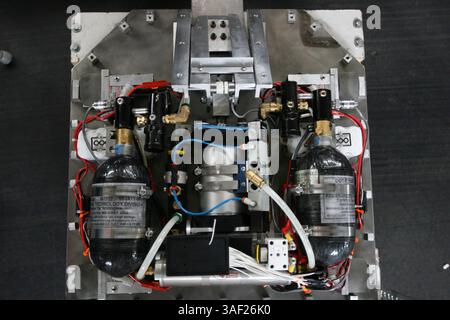 November 2005; San Francisco, CA, USA; die Robot Fighting League (RFL) veranstaltete ein Kampfroboter-Event im Fort Mason in San Francisco. Die funkgesteuerten Roboter, alle fähig, Menschen tödlich zu verletzen, kämpften in einer Arena aus Stahlträgern, doppeltem kugelsicherem Glas und kaltgewalztem Stahlboden. Die Roboter, jeder einzelne einzigartig, kämpften in verschiedenen Gewichtsklassen, die größten wiegten mehr als 340 kg. Selbst diese Maschinen würden von einem Konkurrenten in die Arena geworfen. Obligatorischer Hinweis: Foto von Mike Fox/ZUMA Press. (©) Copyright 2005 von Mike Fox Stockfoto