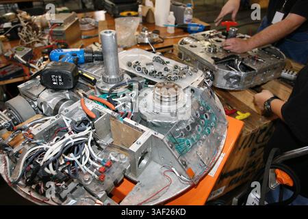 November 2005; San Francisco, CA, USA; die Robot Fighting League (RFL) veranstaltete ein Kampfroboter-Event im Fort Mason in San Francisco. Die funkgesteuerten Roboter, alle fähig, Menschen tödlich zu verletzen, kämpften in einer Arena aus Stahlträgern, doppeltem kugelsicherem Glas und kaltgewalztem Stahlboden. Die Roboter, jeder einzelne einzigartig, kämpften in verschiedenen Gewichtsklassen, die größten wiegten mehr als 340 kg. Selbst diese Maschinen würden von einem Konkurrenten in die Arena geworfen. Obligatorischer Hinweis: Foto von Mike Fox/ZUMA Press. (©) Copyright 2005 von Mike Fox Stockfoto