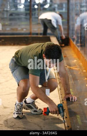 November 2005; San Francisco, CA, USA; die Robot Fighting League (RFL) veranstaltete ein Kampfroboter-Event im Fort Mason in San Francisco. Die funkgesteuerten Roboter, alle fähig, Menschen tödlich zu verletzen, kämpften in einer Arena aus Stahlträgern, doppeltem kugelsicherem Glas und kaltgewalztem Stahlboden. Die Roboter, jeder einzelne einzigartig, kämpften in verschiedenen Gewichtsklassen, die größten wiegten mehr als 340 kg. Selbst diese Maschinen würden von einem Konkurrenten in die Arena geworfen. Obligatorischer Hinweis: Foto von Mike Fox/ZUMA Press. (©) Copyright 2005 von Mike Fox Stockfoto