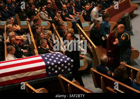 Oktober 2005; San Antonio, TX, USA; Kim Wheeler wird von Scott Bunnell, dem besten Freund ihres Mannes John Wheeler, am Ende der Beerdigung in der Castle Hills First Baptist Church in San Antonio am Mittwoch, 19. Oktober 2005 festgehalten. Obligatorischer Credit: Foto von Lisa Krantz/San Antonio Express-News/ZUMA Press. (©) Copyright 2005 by San Antonio Express-News Stockfoto