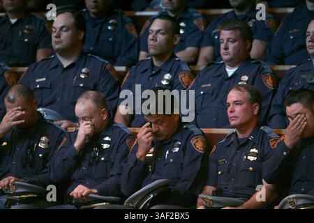 Oktober 2005; San Antonio, TX, USA; die Polizeibeamten von San Antonio, beide Klassenkameraden und Offiziere, die in derselben Schicht mit dem Polizeibeamten John Wheeler arbeiteten, wischen sich die Augen während der Bemerkungen bei Wheelers Beerdigung in der Castle Hills First Baptist Church am Mittwoch, 19. Oktober 2005. Obligatorischer Credit: Foto von Lisa Krantz/San Antonio Express-News/ZUMA Press. (©) Copyright 2005 by San Antonio Express-News Stockfoto