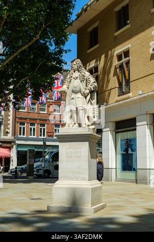 London – 20. Juni 2022: Statue von Sir Hans Sloane (Arzt und Naturforscher) auf dem Duke of York Square Stockfoto