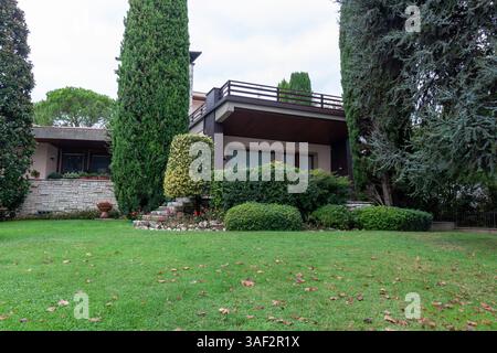 Villa an der Seepromenade in Peschiera del Garda, Italien Stockfoto