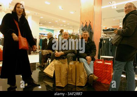 November 2005; Manhattan, NY, USA; NEW YORK PAPERS. Käufer aus England machen eine Pause. Black Friday im Bloomingdale's an der 59th Street, typischerweise einer der geschäftigsten Einkaufstage des Jahres. Obligatorischer Ausweis: Foto von Bryan Smith/ZUMA Press. (©) Copyright 2005 von Bryan Smith Stockfoto