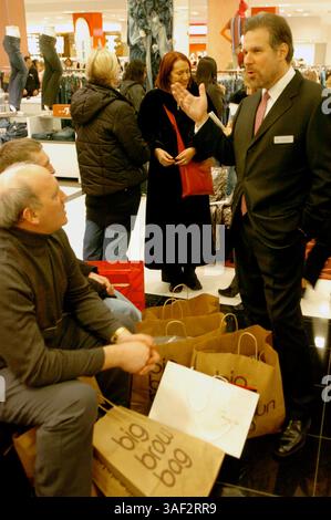 November 2005; Manhattan, NY, USA; NEW YORK PAPERS. Richard Mast (R), Vice President und General Manager von Bloomingdale's, spricht mit Käufern aus England. Black Friday im Bloomingdale's an der 59th Street, typischerweise einer der geschäftigsten Einkaufstage des Jahres. Obligatorischer Ausweis: Foto von Bryan Smith/ZUMA Press. (©) Copyright 2005 von Bryan Smith Stockfoto