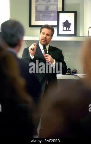 November 2005; Manhattan, NY, USA; NEW YORK PAPERS. Richard Mast, Vice President und General Manager von Bloomingdale's, sprach vor der Eröffnung des Stores mit den Store Managern. Black Friday im Bloomingdale's an der 59th Street, typischerweise einer der geschäftigsten Einkaufstage des Jahres. Obligatorischer Ausweis: Foto von Bryan Smith/ZUMA Press. (©) Copyright 2005 von Bryan Smith Stockfoto