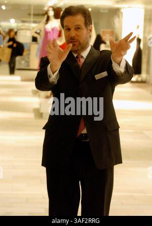 November 2005; Manhattan, NY, USA; NEW YORK PAPERS. Richard Mast, Vice President und General Manager von Bloomingdales patrouilliert das Geschäft und stellt fest, dass es in Ordnung ist. Black Friday im Bloomingdale's an der 59th Street, typischerweise einer der geschäftigsten Einkaufstage des Jahres. Obligatorischer Ausweis: Foto von Bryan Smith/ZUMA Press. (©) Copyright 2005 von Bryan Smith Stockfoto