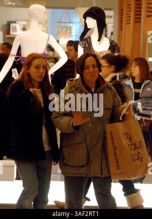 November 2005; Manhattan, NY, USA; NEW YORK PAPERS. Die Käufer machen sich am Black Friday auf der 59th Street durch Bloomindale's, einem der geschäftigsten Einkaufstage des Jahres. Obligatorischer Ausweis: Foto von Bryan Smith/ZUMA Press. (©) Copyright 2005 von Bryan Smith Stockfoto