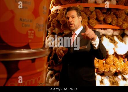 November 2005; Manhattan, NY, USA; NEW YORK PAPERS. Richard Mast, Vice President und General Manager von Bloomingdale's, sprach vor der Eröffnung des Stores mit den Store Managern. Black Friday im Bloomingdale's an der 59th Street, typischerweise einer der geschäftigsten Einkaufstage des Jahres. Obligatorischer Ausweis: Foto von Bryan Smith/ZUMA Press. (©) Copyright 2005 von Bryan Smith Stockfoto