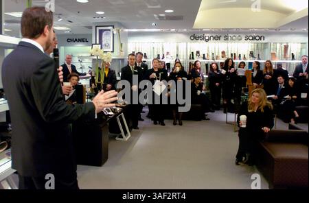 November 2005; Manhattan, NY, USA; NEW YORK PAPERS. Richard Mast, Vice President und General Manager von Bloomingdale's, sprach vor der Eröffnung des Stores mit den Store Managern. Black Friday im Bloomingdale's an der 59th Street, typischerweise einer der geschäftigsten Einkaufstage des Jahres. Obligatorischer Ausweis: Foto von Bryan Smith/ZUMA Press. (©) Copyright 2005 von Bryan Smith Stockfoto