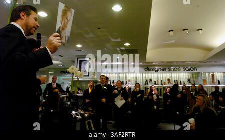 November 2005; Manhattan, NY, USA; NEW YORK PAPERS. Richard Mast, Vice President und General Manager von Bloomingdale's, sprach vor der Eröffnung des Stores mit den Store Managern. Black Friday im Bloomingdale's an der 59th Street, typischerweise einer der geschäftigsten Einkaufstage des Jahres. Obligatorischer Ausweis: Foto von Bryan Smith/ZUMA Press. (©) Copyright 2005 von Bryan Smith Stockfoto