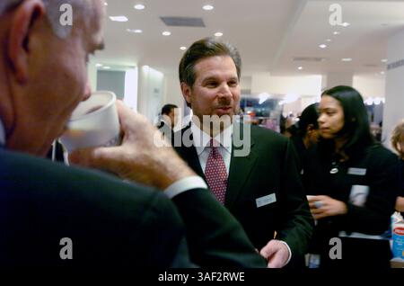 November 2005; Manhattan, NY, USA; NEW YORK PAPERS. Richard Mast, Vice President und General Manager von Bloomingdale's, sprach vor der Eröffnung des Stores mit den Store Managern. Black Friday im Bloomingdale's an der 59th Street, typischerweise einer der geschäftigsten Einkaufstage des Jahres. Obligatorischer Ausweis: Foto von Bryan Smith/ZUMA Press. (©) Copyright 2005 von Bryan Smith Stockfoto
