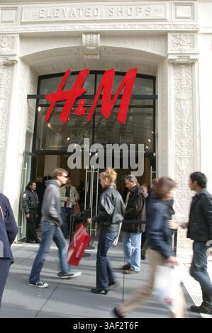 November 2005; San Francisco, CA, USA; das Warten ist vorbei. H&M ist da. Nachdem der schwedische Modehändler H&M über seine Ankunft in San Francisco ein großes Aufsehen erregt hatte, öffnete er die Türen zu seinen zwei neuen Geschäften am Union Square gerade rechtzeitig zum Thanksgiving- und Weihnachtseinkauf. H&M Hennes & Mauritz ist bekannt für seine trendigen und angesagten Styles zu erschwinglichen Preisen und hat weltweit Geschäfte. Die neuen Geschäfte sind die einzigen H&M an der Westküste und der erste Westen von Minnesota. Dieser Standort an der 150 Powell St. wird ein H&M Flagship Store sein, der Kleidung und Accessoires für Herren und womenÕs anbietet und einer der größten ist Stockfoto