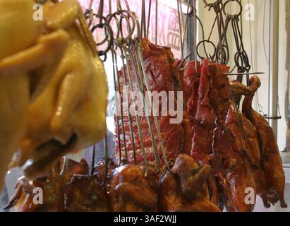November 2005; San Francisco, CA, USA; gekochte Hühner und Enten zum Verkauf auf dem Markt in Chinatown in San Francisco. Obligatorischer Credit: Foto von Marianna Day Massey/ZUMA Press. (©) Copyright 2005 von Marianna Day Massey Stockfoto