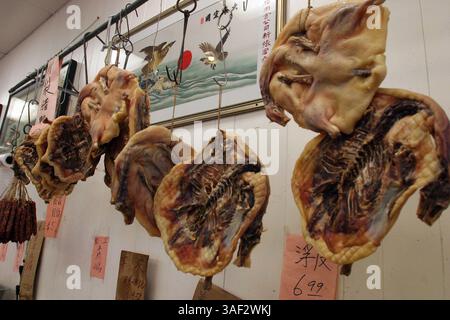 November 2005; San Francisco, CA, USA; getrocknete Enten zum Verkauf auf dem Markt in Chinatown in San Francisco. Obligatorischer Credit: Foto von Marianna Day Massey/ZUMA Press. (©) Copyright 2005 von Marianna Day Massey Stockfoto