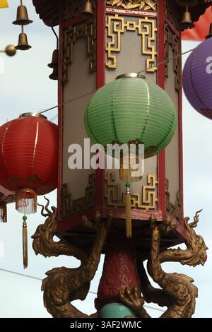 November 2005; San Francisco, CA, USA; an den Gebäuden von Chinatown in San Francisco hängen bunte Laternen. Obligatorischer Credit: Foto von Marianna Day Massey/ZUMA Press. (©) Copyright 2005 von Marianna Day Massey Stockfoto