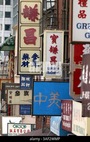 November 2005; San Francisco, CA, USA; Beschilderung und Straßenszene von Chinatown in San Francisco. Obligatorischer Credit: Foto von Marianna Day Massey/ZUMA Press. (©) Copyright 2005 von Marianna Day Massey Stockfoto