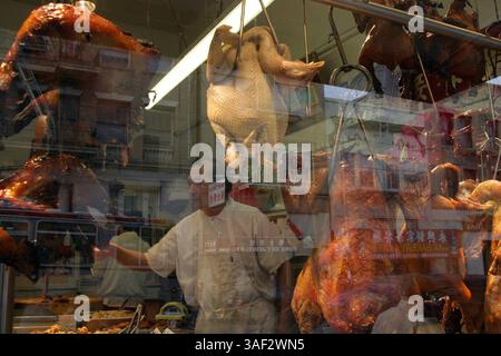 November 2005; San Francisco, CA, USA; Hühner und Enten hängen im Fenster eines Restaurants in Chinatown in San Francisco. Obligatorischer Credit: Foto von Marianna Day Massey/ZUMA Press. (©) Copyright 2005 von Marianna Day Massey Stockfoto
