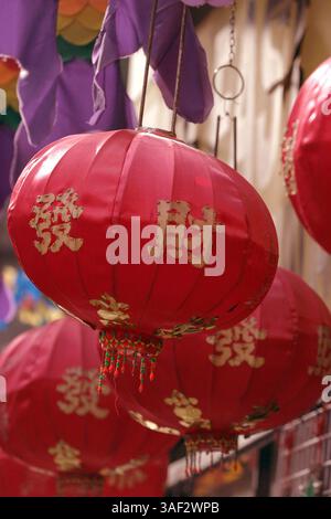 27. November 2005 – San Francisco, CA, USA – an den Gebäuden von Chinatown in San Francisco hängen farbenfrohe Laternen. (Foto: Marianna Day Massey/ZUMA Press) Stockfoto