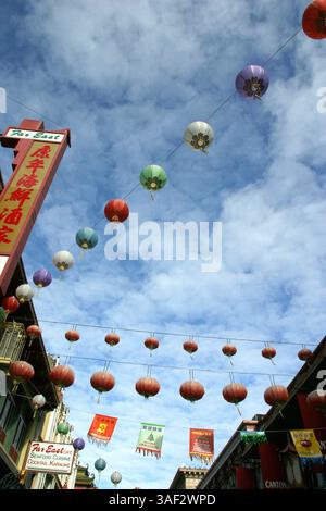 November 2005; San Francisco, CA, USA; an den Gebäuden von Chinatown in San Francisco hängen bunte Laternen. Obligatorischer Credit: Foto von Marianna Day Massey/ZUMA Press. (©) Copyright 2005 von Marianna Day Massey Stockfoto