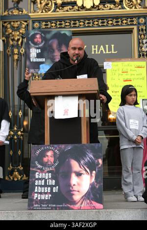 November 30, 2005; San Francisco, CA, USA; während einer Jugendkundgebung riefen Demonstranten vor dem Rathaus von San Francisco um Gnade für den verurteilten Mörder Stanley 'Tookie' Williams auf. Williams hat ein Hinrichtungsdatum am 13. Dezember, es sei denn, Gouverneur Arnold Schwarzenegger erteilte Gnade. Obligatorischer Ausweis: Foto von Krista Kennell/ZUMA Press. (©) Copyright 2005 von Krista Kennell Stockfoto