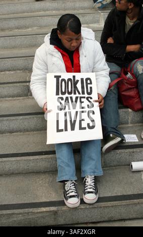November 30, 2005; San Francisco, CA, USA; während einer Jugendkundgebung riefen Demonstranten vor dem Rathaus von San Francisco um Gnade für den verurteilten Mörder Stanley 'Tookie' Williams auf. Williams hat ein Hinrichtungsdatum am 13. Dezember, es sei denn, Gouverneur Arnold Schwarzenegger erteilte Gnade. Obligatorischer Ausweis: Foto von Krista Kennell/ZUMA Press. (©) Copyright 2005 von Krista Kennell Stockfoto