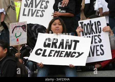November 30, 2005; San Francisco, CA, USA; während einer Jugendkundgebung riefen Demonstranten vor dem Rathaus von San Francisco um Gnade für den verurteilten Mörder Stanley 'Tookie' Williams auf. Williams hat ein Hinrichtungsdatum am 13. Dezember, es sei denn, Gouverneur Arnold Schwarzenegger erteilte Gnade. Obligatorischer Ausweis: Foto von Krista Kennell/ZUMA Press. (©) Copyright 2005 von Krista Kennell Stockfoto