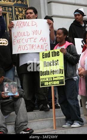 November 30, 2005; San Francisco, CA, USA; während einer Jugendkundgebung riefen Demonstranten vor dem Rathaus von San Francisco um Gnade für den verurteilten Mörder Stanley 'Tookie' Williams auf. Williams hat ein Hinrichtungsdatum am 13. Dezember, es sei denn, Gouverneur Arnold Schwarzenegger erteilte Gnade. Obligatorischer Ausweis: Foto von Krista Kennell/ZUMA Press. (©) Copyright 2005 von Krista Kennell Stockfoto