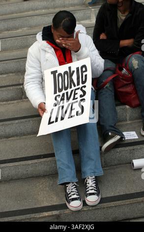 November 30, 2005; San Francisco, CA, USA; während einer Jugendkundgebung riefen Demonstranten vor dem Rathaus von San Francisco um Gnade für den verurteilten Mörder Stanley 'Tookie' Williams auf. Williams hat ein Hinrichtungsdatum am 13. Dezember, es sei denn, Gouverneur Arnold Schwarzenegger erteilte Gnade. Obligatorischer Ausweis: Foto von Krista Kennell/ZUMA Press. (©) Copyright 2005 von Krista Kennell Stockfoto
