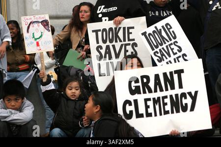 November 30, 2005; San Francisco, CA, USA; während einer Jugendkundgebung riefen Demonstranten vor dem Rathaus von San Francisco um Gnade für den verurteilten Mörder Stanley 'Tookie' Williams auf. Williams hat ein Hinrichtungsdatum am 13. Dezember, es sei denn, Gouverneur Arnold Schwarzenegger erteilte Gnade. Obligatorischer Ausweis: Foto von Krista Kennell/ZUMA Press. (©) Copyright 2005 von Krista Kennell Stockfoto