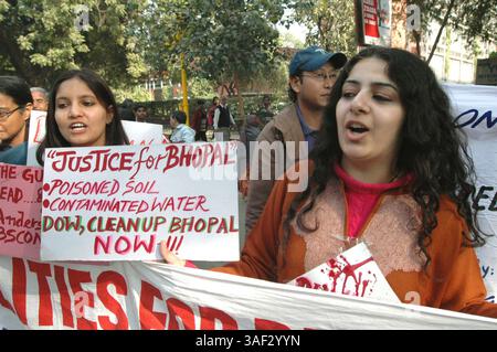 10. Dezember 2005; Neu-Delhi, INDIEN; Indiens Menschenrechtsaktivisten protestieren gegen die Bhopal-Gas-Katastrophe, in Neu-Delhi am 10. Dezember 2005. Die Demonstranten forderten, dass die indische Regierung Dow Chemicals in den laufenden Strafprozess wegen der Bhopal-Katastrophe einbezieht. Obligatorischer Ausweis: Foto von TC Malhotra/ZUMA Press. (©) Copyright 2005 von TC Malhotra Stockfoto