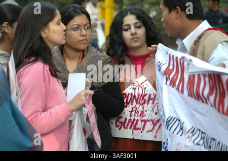 10. Dezember 2005; Neu-Delhi, INDIEN; Indiens Menschenrechtsaktivisten protestieren gegen die Bhopal-Gas-Katastrophe, in Neu-Delhi am 10. Dezember 2005. Die Demonstranten forderten, dass die indische Regierung Dow Chemicals in den laufenden Strafprozess wegen der Bhopal-Katastrophe einbezieht. Obligatorischer Ausweis: Foto von TC Malhotra/ZUMA Press. (©) Copyright 2005 von TC Malhotra Stockfoto