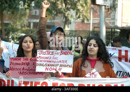 10. Dezember 2005; Neu-Delhi, INDIEN; Indiens Menschenrechtsaktivisten protestieren gegen die Bhopal-Gas-Katastrophe, in Neu-Delhi am 10. Dezember 2005. Die Demonstranten forderten, dass die indische Regierung Dow Chemicals in den laufenden Strafprozess wegen der Bhopal-Katastrophe einbezieht. Obligatorischer Ausweis: Foto von TC Malhotra/ZUMA Press. (©) Copyright 2005 von TC Malhotra Stockfoto