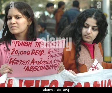 10. Dezember 2005; Neu-Delhi, INDIEN; Indiens Menschenrechtsaktivisten protestieren gegen die Bhopal-Gas-Katastrophe, in Neu-Delhi am 10. Dezember 2005. Die Demonstranten forderten, dass die indische Regierung Dow Chemicals in den laufenden Strafprozess wegen der Bhopal-Katastrophe einbezieht. Obligatorischer Ausweis: Foto von TC Malhotra/ZUMA Press. (©) Copyright 2005 von TC Malhotra Stockfoto