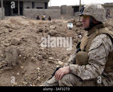 9. März 2005; Falludscha, Irak; während einer Patrouille durch Falludscha, Irak, unternimmt Marinestützpunkt MATTHEW S. WEEMS, 33 Jahre alter Kaplan des 3. Bataillons, 4. Marines, Regimental Combat Team-1, eine Pause während eines Sicherheitsstopps. Weems und sein Spezialist für religiöse Programme, Petty Officer 2nd Class Aaron G. Neely, nehmen an vielen verschiedenen Aspekten der Operationen des Bataillons Teil, um eine Präsenz unter den Marines zu erhalten. Stockfoto