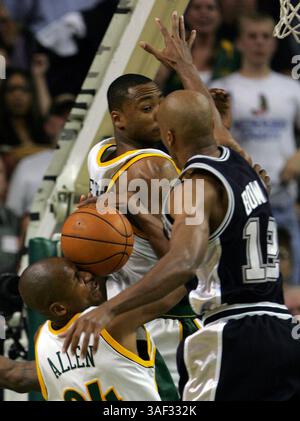 MAI 2005; SAN ANTONIO, TX, USA; NBA-Basketball. Ray Allen (34) von Seattle SuperSonics gewinnt einen Rückschlag, als Bruce Bowen (12) von Spurs im ersten Quartal des Halbfinals der Western Conference in KeyArena in Seattle am Donnerstag, den 12. Mai 2005, verteidigt. Obligatorischer Credit: Foto von Jerry Lara/San Antonio Express-News /ZUMA Press. (©) Copyright 2005 by San Antonio Express-News Stockfoto