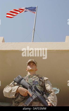 28. August 2004; Al Asad, Irak; Lance CPL. KRISTOPHER A. IVANOV, Trompeter, 3. Marine Aircraft Wing Band, steht Wache im Wachdienst vor dem 3MAW Hauptquartier in Al Asad, Irak, 28. August. Der 20-jährige aus Gilbert, Ariz., befindet sich derzeit in seiner ersten Woche eines siebenmonatigen Einsatzes zur Unterstützung der Operation Iraqi Freedom. Stockfoto