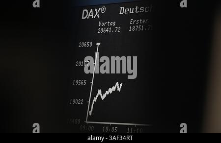 07. April 2025, Hessen, Frankfurt/Main: Die Anzeigetafel mit der Dax-Kurve ist auf dem Börsenboden der Frankfurter Wertpapierbörse zu sehen. Zu Beginn der neuen Handelswoche fiel der deutsche Aktienindex (Dax) um rund zehn Prozent. Foto: Arne Dedert/dpa Stockfoto