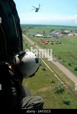 07. Januar 2005; Sumatra, INDONESIEN; in Südostasien werden über 150.000 Menschen getötet, nachdem das verheerende Unterwasserbeben im Indischen Ozean am 26. Dezember 2004 einen Tsunami verursacht hatte. Das Beben der Stärke 9,0 hat Küstengebiete in Indonesien, Sri Lanka, Indien und Thailand getroffen. IM BILD: Ein Flugzeugbesatzungsmann schaut auf die Sultan Iskandar Muda Air Force Base in Banda Aceh, Sumatra Indonesien, während Hubschrauber der US Navy humanitäre Missionen fliegen. Hubschrauber, die Carrier Air Wing Two (CVW-2) und Seeleute der USS Abraham Lincoln (CVN 72) unterstützen die Operation Unified Assistance, die humanitäre Stockfoto