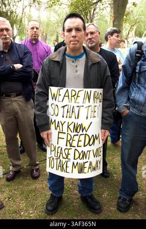 Januar 2005; Phoenix, AZ, USA; GART BURMEISTER (C) aus Phoenix war einer von etwa 200 Menschen, die an einem stillen marsch und einer Versammlung von Geistlichen durch die Innenstadt von Phoenix in die Hauptstadt des Bundesstaates Arizona teilnahmen, um gegen die Pläne der Legistlatures zu protestieren, eine Verfassungsänderung des Staates zu debattieren, die schwule Ehe verbieten würde. Der Klerus, Mitglieder von nicht mehr Silent, einer Organisation christlicher Geistlicher, die die Rechte schwuler Ehe unterstützt. Etwa 200 Menschen nahmen an dem marsch Teil. Stockfoto