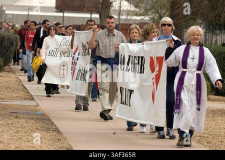 Januar 2005; Phoenix, AZ, USA; Rev. STEPHANIE BIKEL (R) von Desert Surprise United Church of Christ in Surprise, AZ, führt einen stillen marsch von Geistlichen durch die Innenstadt von Phoenix in die Hauptstadt des Bundesstaates Arizona, um gegen die Pläne der Legistlatures zu protestieren, eine Verfassungsänderung des Staates zu debattieren, die schwule Ehe verbieten würde. Der Klerus, Mitglieder von nicht mehr Silent, einer Organisation christlicher Geistlicher, die die Rechte schwuler Ehe unterstützt. Etwa 200 Menschen nahmen an dem marsch Teil. Stockfoto