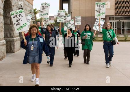Januar 2005; Phoenix, AZ, USA; Mitarbeiter des Bundesstaates Arizona protestieren gegen Pläne des Gesetzgebers, die Gehälter der Staatsangestellten nicht zu erhöhen. Arbeiter des ADEQ, des Ministeriums für öffentliche Sicherheit und des Justizministeriums nahmen an dem Protest Teil, der in der Hauptstadt Phoenix stattfand. Stockfoto