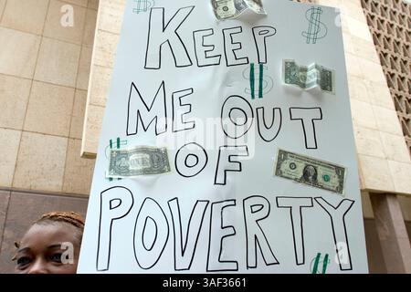Januar 2005; Phoenix, AZ, USA; DEBORA MOORMAN, eine Mitarbeiterin des Arizona Department of Environmental Quality (ADEQ), beteiligt sich an dem Protest eines Staatsangestellten gegen Pläne der staatlichen Gesetzgeber, die Gehälter der Staatsangestellten nicht zu erhöhen. Arbeiter des ADEQ, des Ministeriums für öffentliche Sicherheit und des Justizministeriums nahmen an dem Protest Teil, der in der Hauptstadt Phoenix stattfand. Stockfoto
