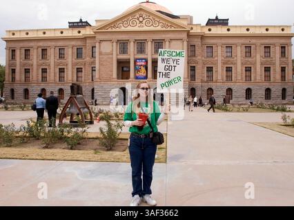 Januar 2005; Phoenix, AZ, USA; HELEN FERNANDEZ, eine Mitarbeiterin des Arizona Department of Environmental Quality (ADEQ), beteiligt sich an dem Protest eines AZ-Staatsangestellten gegen Pläne des Gesetzgebers, die Gehälter der Staatsangestellten nicht zu erhöhen. Arbeiter des ADEQ, des Ministeriums für öffentliche Sicherheit und des Justizministeriums nahmen an dem Protest Teil, der in der Hauptstadt Phoenix stattfand. Stockfoto