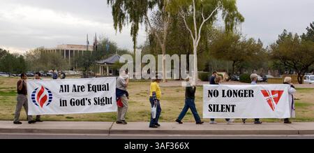 Januar 2005; Phoenix, AZ, USA; etwa 200 Menschen nahmen an einem stillen marsch von Geistlichen durch die Innenstadt von Phoenix in die Hauptstadt des Bundesstaates Arizona Teil, um gegen die Pläne von Arizona Legistlatures zu protestieren, eine Verfassungsänderung zu debattieren, die die homosexuelle Ehe verbieten würde. Der Klerus, Mitglieder von nicht mehr Silent, einer Organisation christlicher Geistlicher, die die Rechte schwuler Ehe unterstützt. Etwa 200 Menschen nahmen an dem marsch Teil. Stockfoto