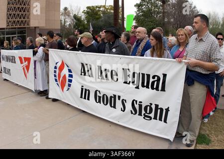 Januar 2005; Phoenix, AZ, USA; etwa 200 Menschen nahmen an einem stillen marsch von Geistlichen durch die Innenstadt von Phoenix in die Hauptstadt des Bundesstaates Arizona Teil, um gegen die Pläne von Arizona Legistlatures zu protestieren, eine Verfassungsänderung zu debattieren, die die homosexuelle Ehe verbieten würde. Der Klerus, Mitglieder von nicht mehr Silent, einer Organisation christlicher Geistlicher, die die Rechte schwuler Ehe unterstützt. Etwa 200 Menschen nahmen an dem marsch Teil. Stockfoto