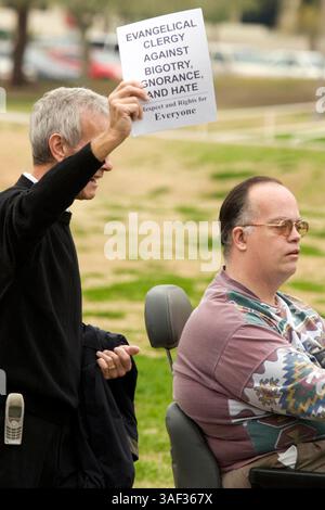 Januar 2005; Phoenix, AZ, USA; etwa 200 Menschen nahmen an einem stillen marsch von Geistlichen durch die Innenstadt von Phoenix in die Hauptstadt des Bundesstaates Arizona Teil, um gegen die Pläne von Arizona Legistlatures zu protestieren, eine Verfassungsänderung zu debattieren, die die homosexuelle Ehe verbieten würde. Der Klerus, Mitglieder von nicht mehr Silent, einer Organisation christlicher Geistlicher, die die Rechte schwuler Ehe unterstützt. Etwa 200 Menschen nahmen an dem marsch Teil. Stockfoto