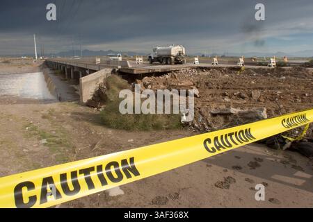 Januar 2005; Mesa, AZ, USA; die Alma School Road Brücke über den Salt River in Mesa, AZ, wurde durch Überschwemmungen im Salt River, der durch Mesa und das Phoenix Gebiet verläuft, geschlossen. Der Salt River überflutete am 31. Dezember 2004, nachdem starke Regenfälle im Norden Arizonas und das Hochwasser Schmutz unter der Alma School Road wegspülten und die Brückenzugänge instabil wurden. Die Brücke wird täglich von etwa 10.000 Fahrzeugen genutzt und wird mehrere Wochen lang geschlossen, bis die Reparaturen abgeschlossen sind. Die Reparaturen selbst wurden durch ungewöhnlich starke Winterregenfälle in der Gegend von Phoenix verzögert. Stockfoto