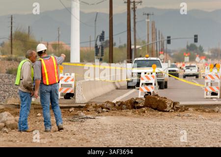 Januar 2005; Mesa, AZ, USA; die Alma School Road Brücke über den Salt River in Mesa, AZ, wurde durch Überschwemmungen im Salt River, der durch Mesa und das Phoenix Gebiet verläuft, geschlossen. Der Salt River überflutete am 31. Dezember 2004, nachdem starke Regenfälle im Norden Arizonas und das Hochwasser Schmutz unter der Alma School Road wegspülten und die Brückenzugänge instabil wurden. Die Brücke wird täglich von etwa 10.000 Fahrzeugen genutzt und wird mehrere Wochen lang geschlossen, bis die Reparaturen abgeschlossen sind. Die Reparaturen selbst wurden durch ungewöhnlich starke Winterregenfälle in der Gegend von Phoenix verzögert. Stockfoto