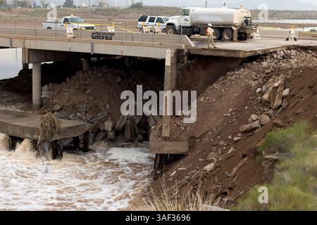 Januar 2005; Mesa, AZ, USA; die Alma School Road Brücke über den Salt River in Mesa, AZ, wurde durch Überschwemmungen im Salt River, der durch Mesa und das Phoenix Gebiet verläuft, geschlossen. Der Salt River überflutete am 31. Dezember 2004, nachdem starke Regenfälle im Norden Arizonas und das Hochwasser Schmutz unter der Alma School Road wegspülten und die Brückenzugänge instabil wurden. Die Brücke wird täglich von etwa 10.000 Fahrzeugen genutzt und wird mehrere Wochen lang geschlossen, bis die Reparaturen abgeschlossen sind. Die Reparaturen selbst wurden durch ungewöhnlich starke Winterregenfälle in der Gegend von Phoenix verzögert. Stockfoto
